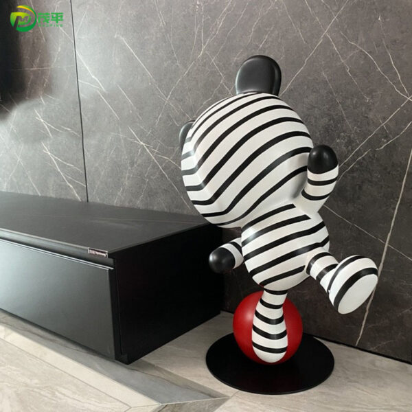 Cartoon Bear Animal Resin Sculpture - Image 3
