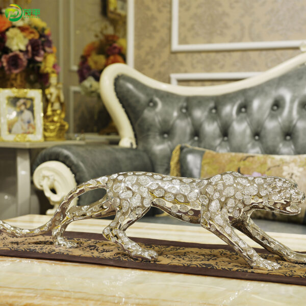 Resin leopard sculpture - Image 4