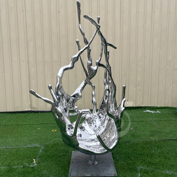 Spray stainless steel sculpture - Image 5