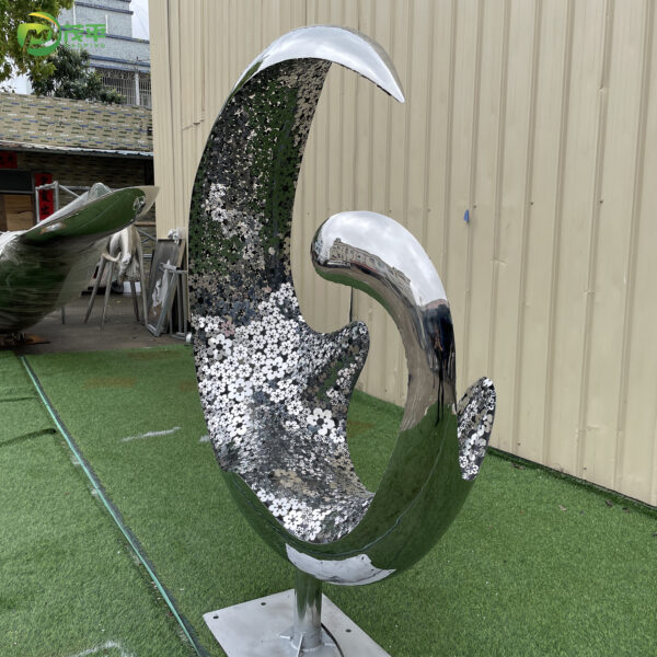 Abstract moon sculpture - Image 6