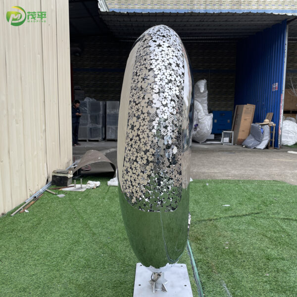 Abstract moon sculpture - Image 5