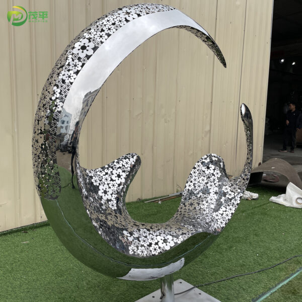 Abstract moon sculpture - Image 2