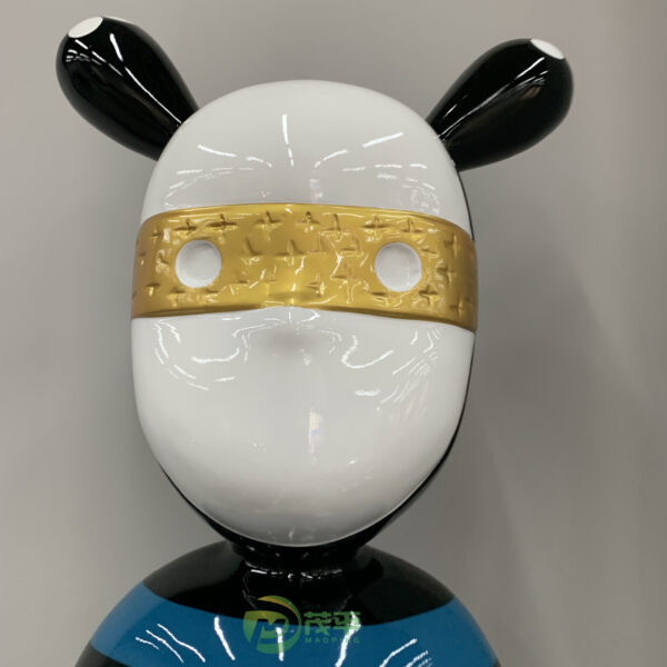 Cartoon rabbit sculpture - Image 3