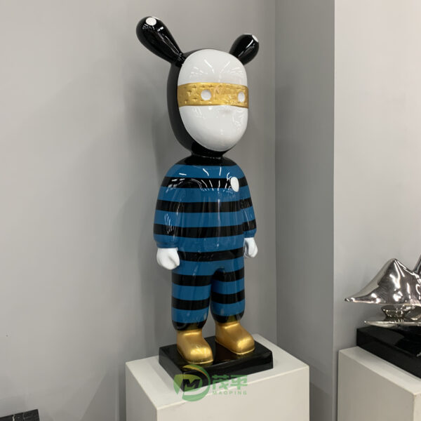 Cartoon rabbit sculpture - Image 2
